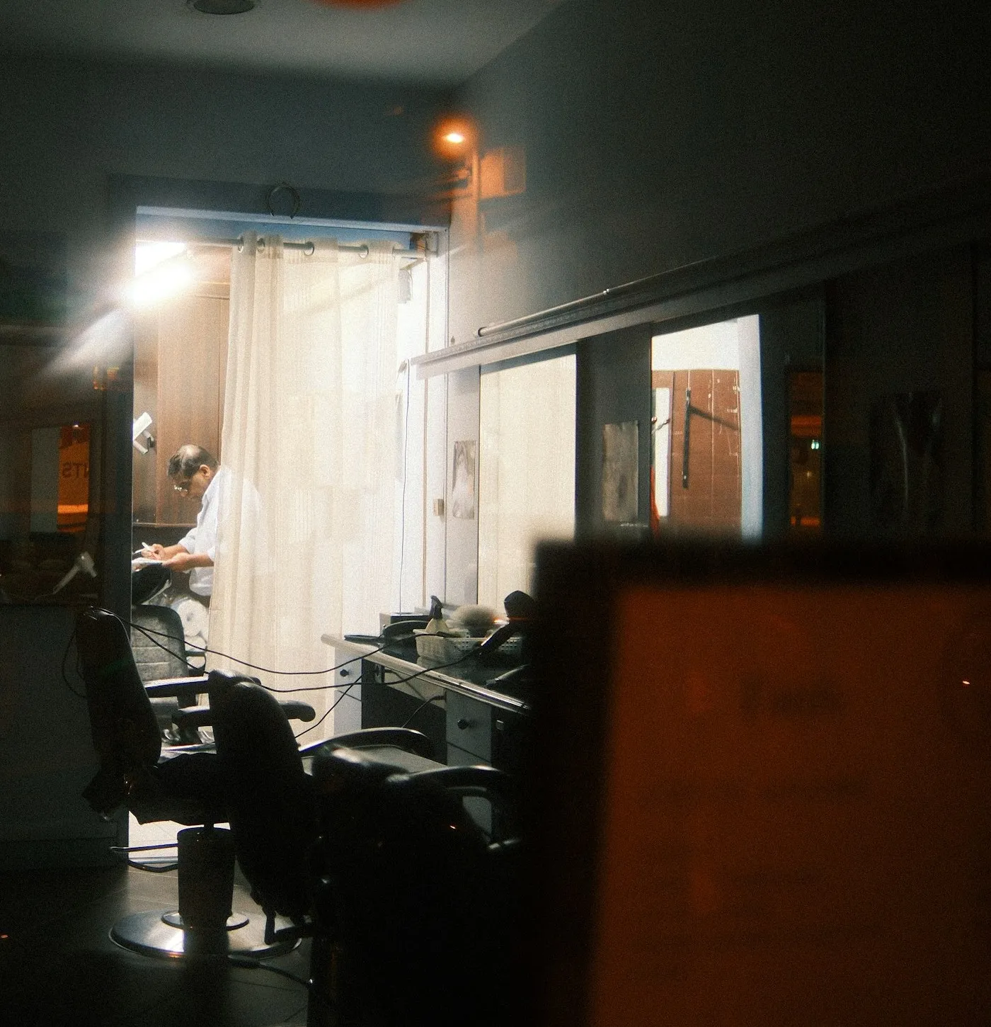 Salon navečer, gledan kroz izlog