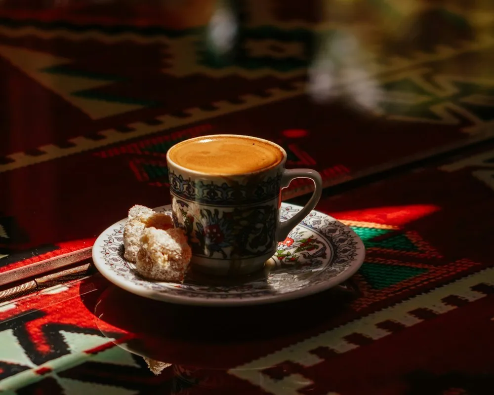 Bosanska kafa u fildžanu, na ćilimu
