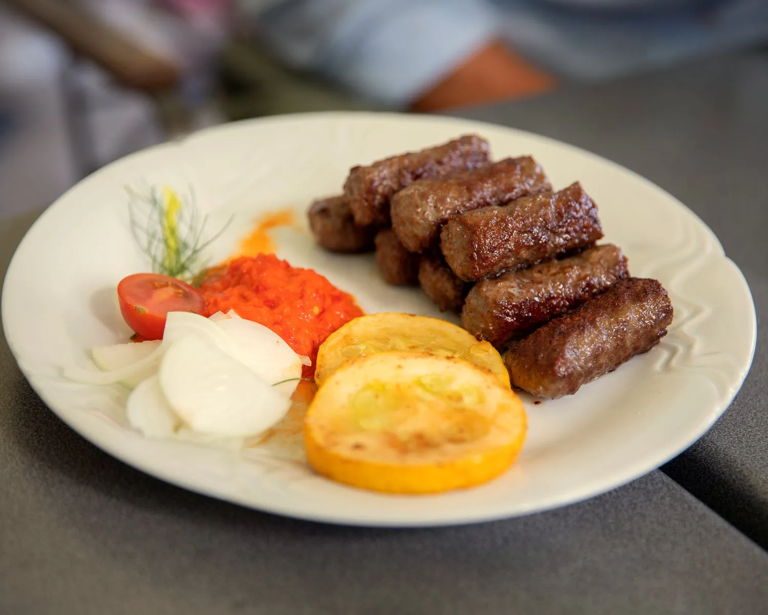 Ćevapi s lukom i ajvarom