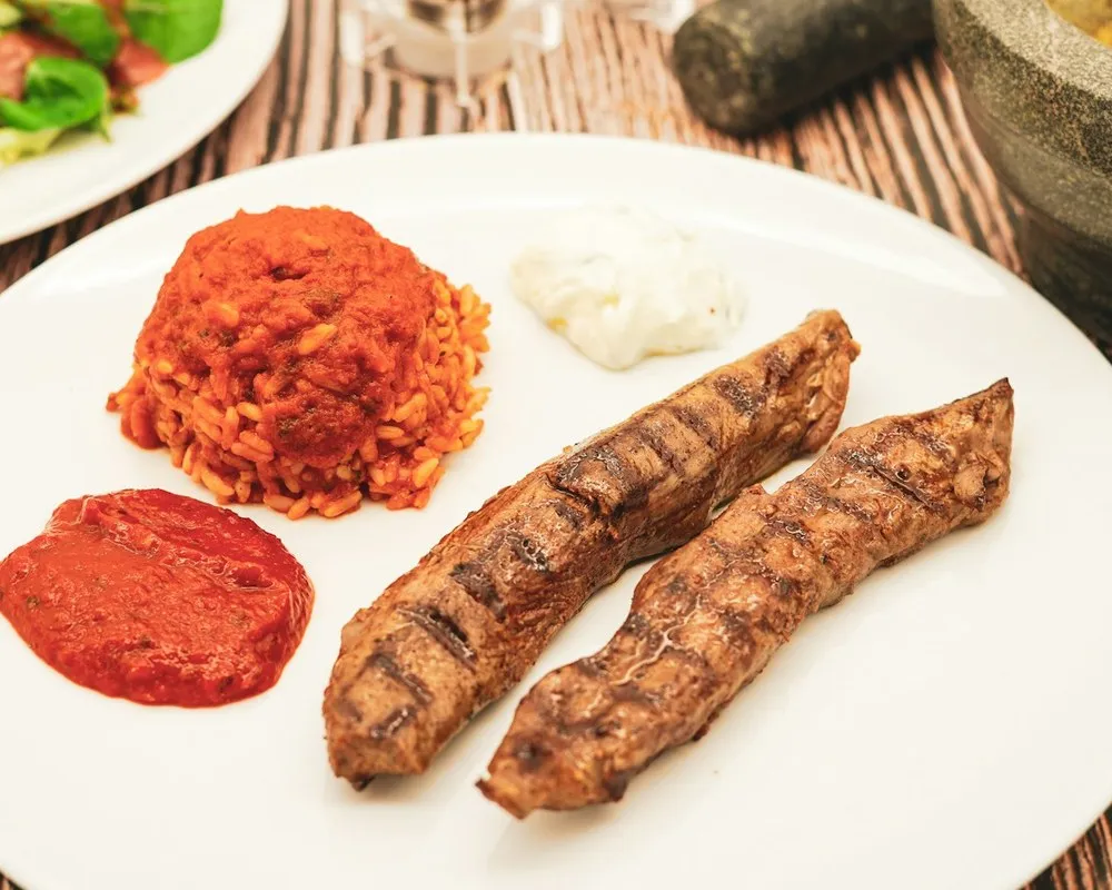 Meso sa žara, riža i ajvar na tanjiru