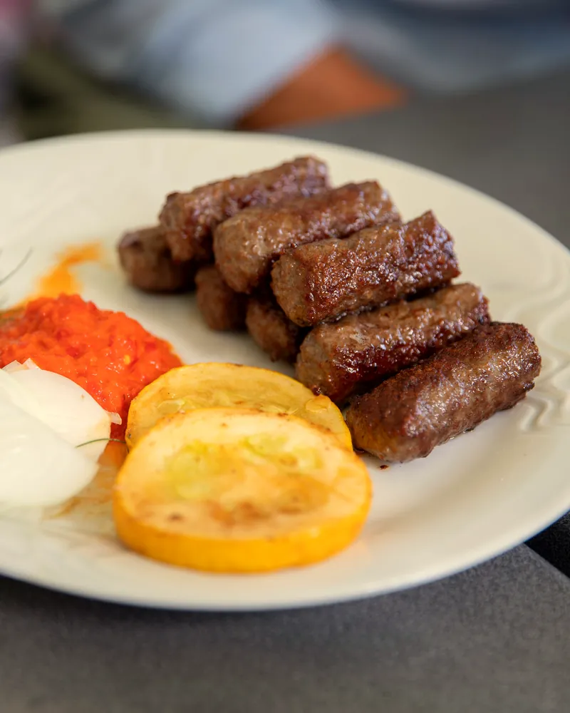 Ćevapi s lukom i ajvarom